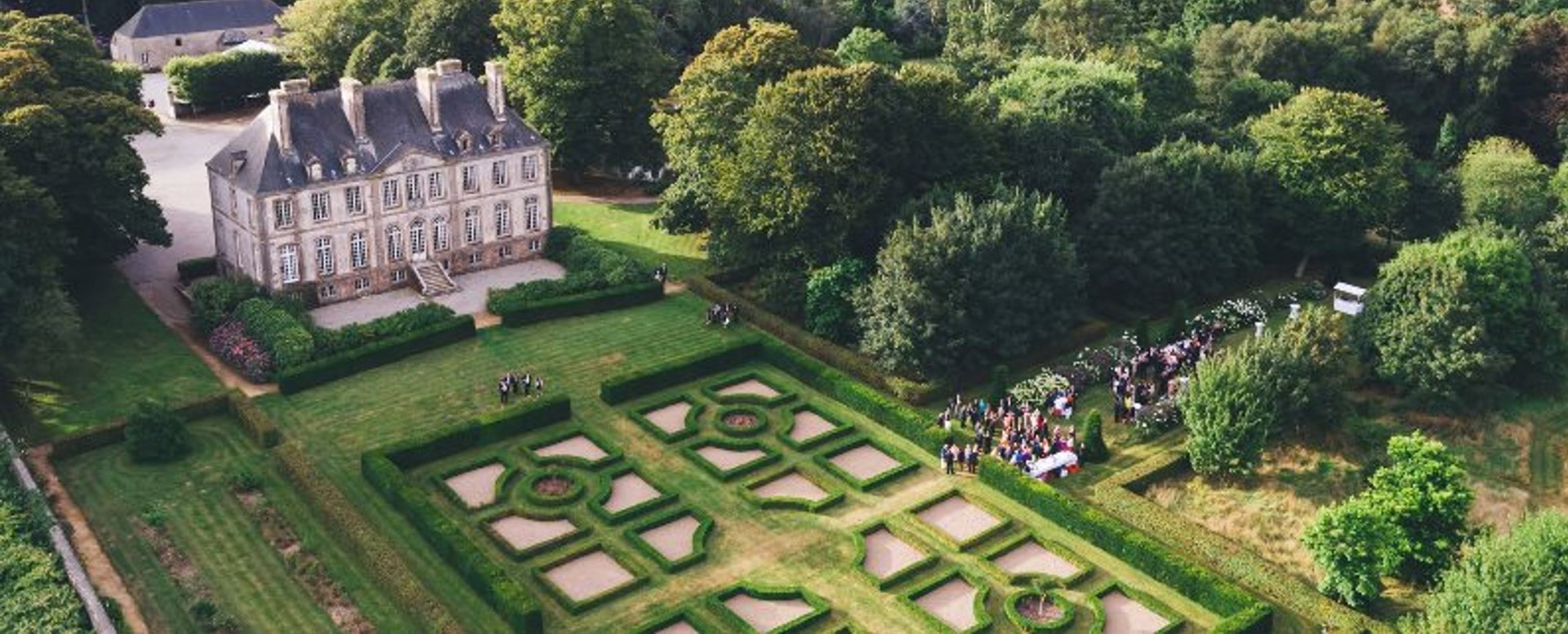 Apis Florae paysagiste - conception et réalisation - Jardins dans un chateau classé au LOTO du Patrimoine dirigé par Stéphane BERN