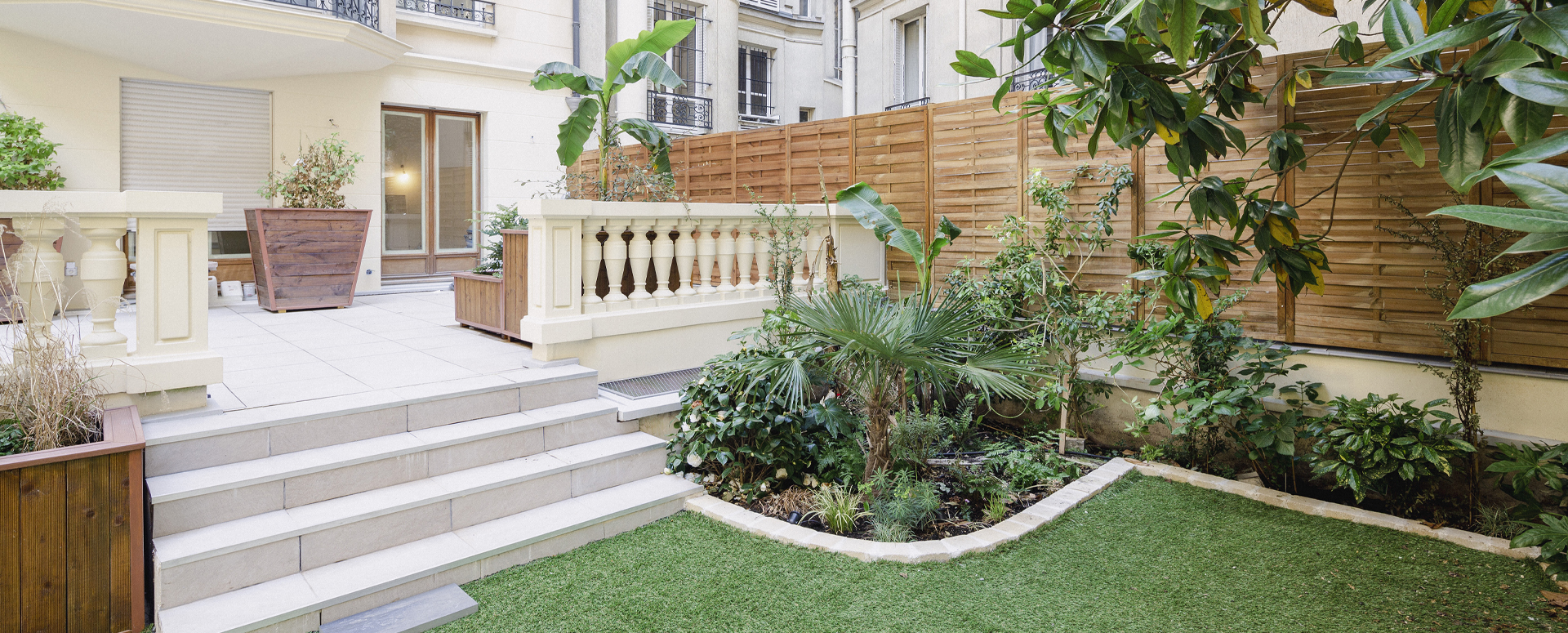 © Apis Florae, toit-terrasse vue d'ensemble, gazon, pas japonais et jardinières bois sur-mesure 3