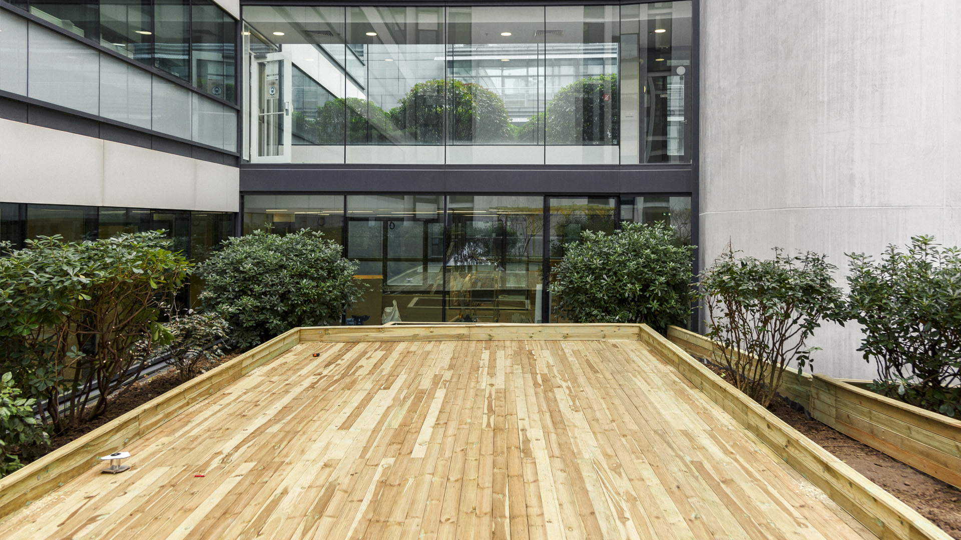 Siege d'entreprise axa banque assurance par Apis Florae _REALISATION- Pergola plancher terrasse dans le patio du jardin d'entreprise