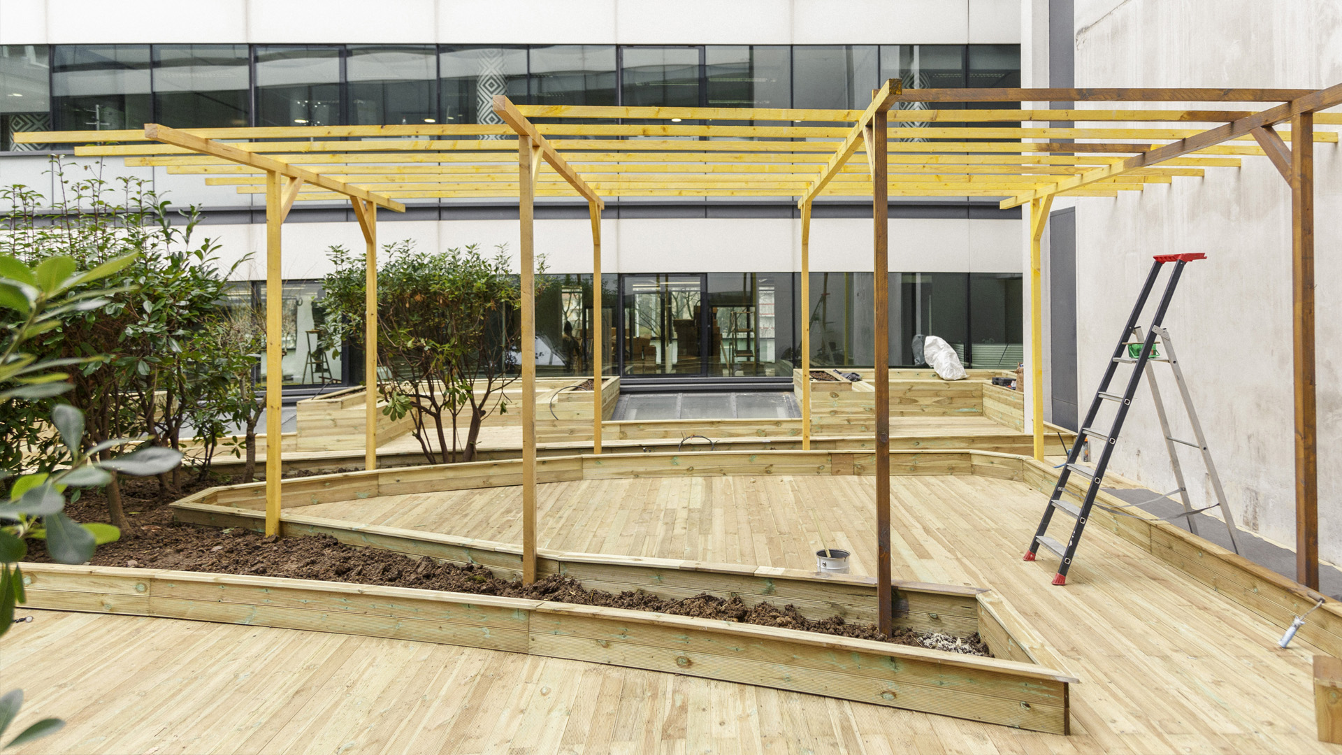 Siege d'entreprise axa banque assurance par Apis Florae _REALISATION- Pergola terrasse dans le patio du jardin d'entreprise