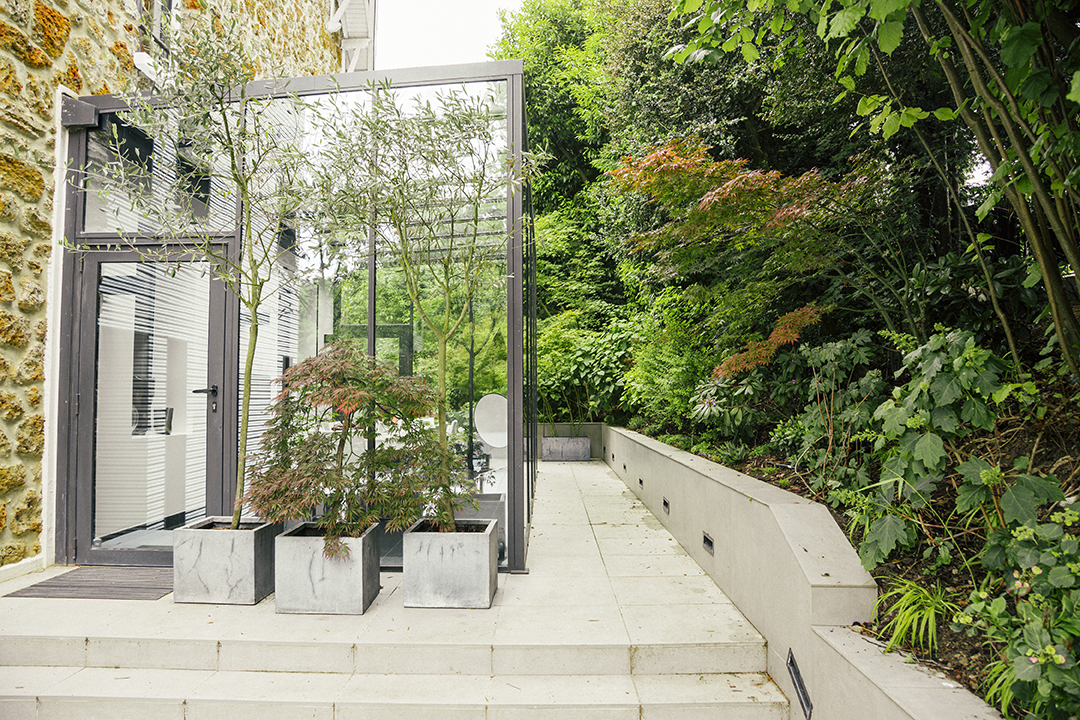 © Apis Florae, escaliers accès latéral, revêtements & verrière, effet sous bois et abondance végétale