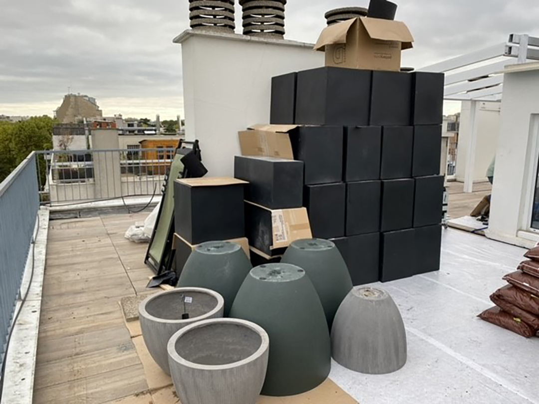 © Apis Florae, toit-terrasse avant intervention, acheminement du matériel
