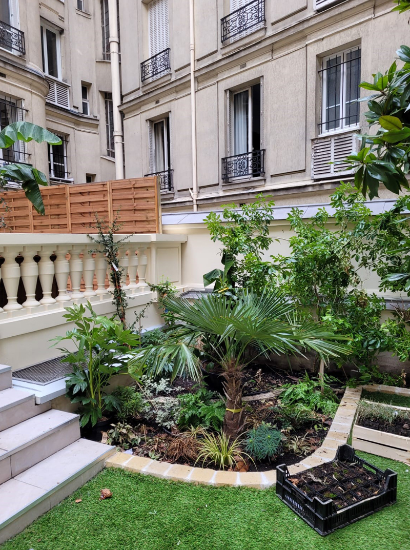 © Apis Florae, toit-terrasse jardinières sur-mesure et zoom massif végétaux