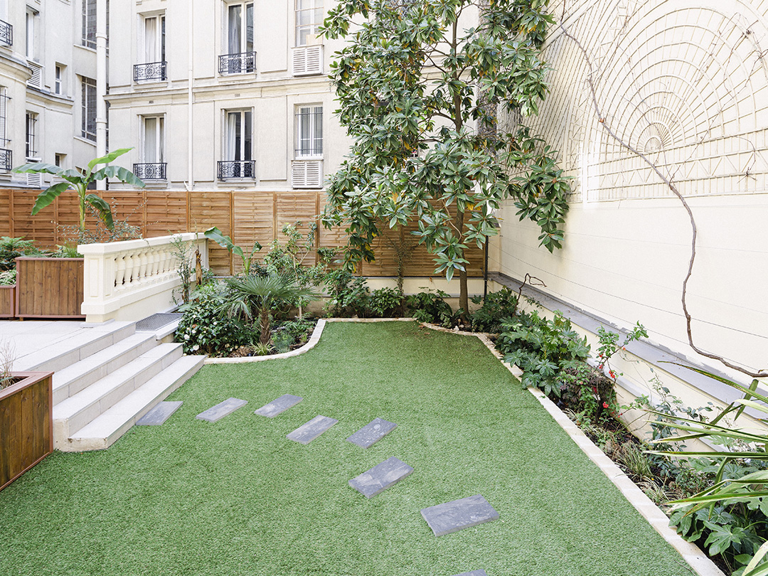 © Apis Florae, toit-terrasse vue d'ensemble, gazon, pas japonais et jardinières bois sur-mesure 2