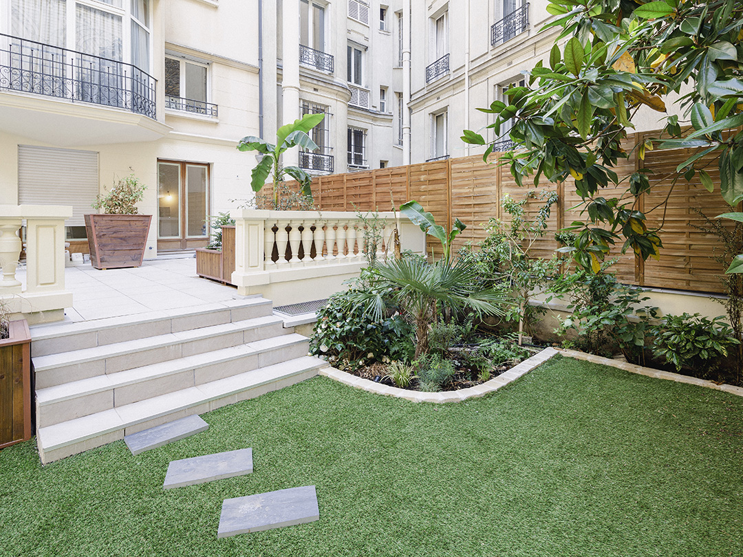 © Apis Florae, toit-terrasse vue d'ensemble, gazon, pas japonais et jardinières bois sur-mesure 3