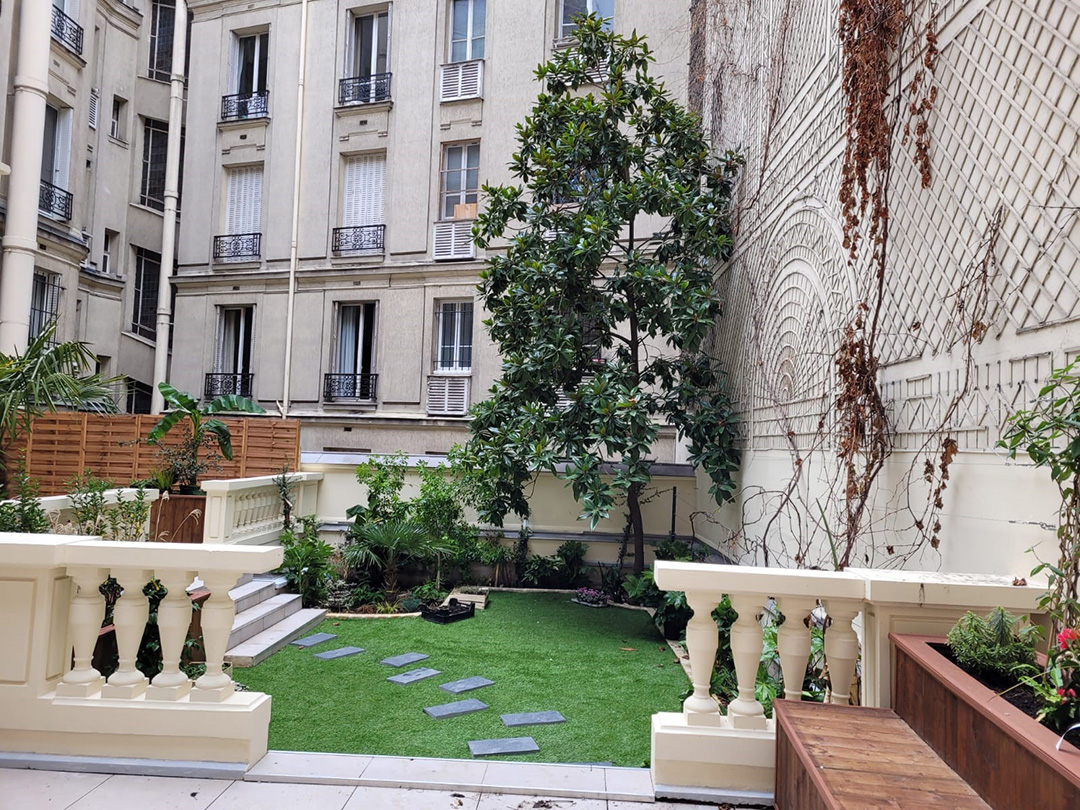 © Apis Florae, toit-terrasse vue d'ensemble, gazon, pas japonais et jardinières bois sur-mesure