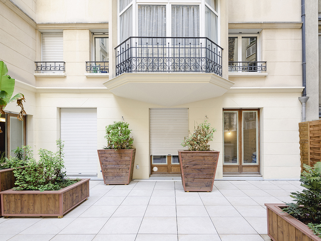 © Apis Florae, toit-terrasse vue d'ensemble jardinières sur-mesure et revêtements 3