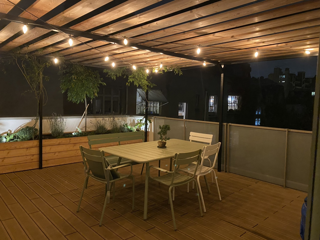 © Apis Florae toits-terrasses pergola et végétalisation illuminés