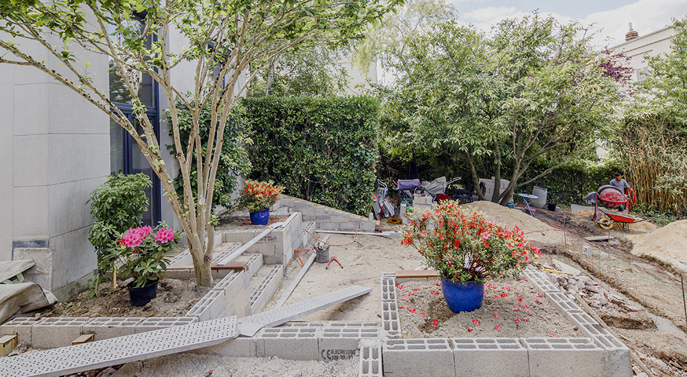 © Apis Florae, vue générale terrasses & végétaux en jardinières pendant