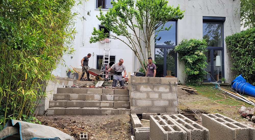 © Apis Florae, vue globale de face terrasses, escaliers et végétaux en jardinières pendant 2